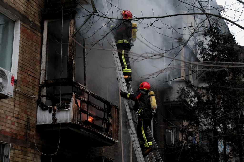 Hasiči zasahujú v kyjevskej obytnej budove, ktorú zasiahla ruská raketa. FOTO: Reuters