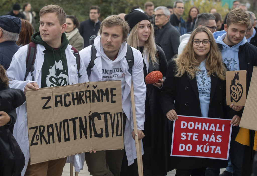 Lekári pôsobiaci na Slovensku toho majú už plné zuby. Protestovali pred Úradom vlády. Minister financií s nimi komunikuje cez sociálnu sieť.