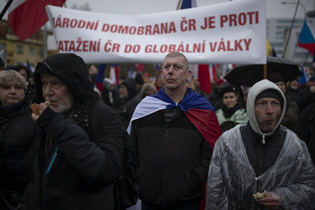 Demonštrácia iniciatívy „Česko na 1. prvom mieste“ pred budovou Českej televízie v Prahe. FOTO: MAFRA/michal Sváček