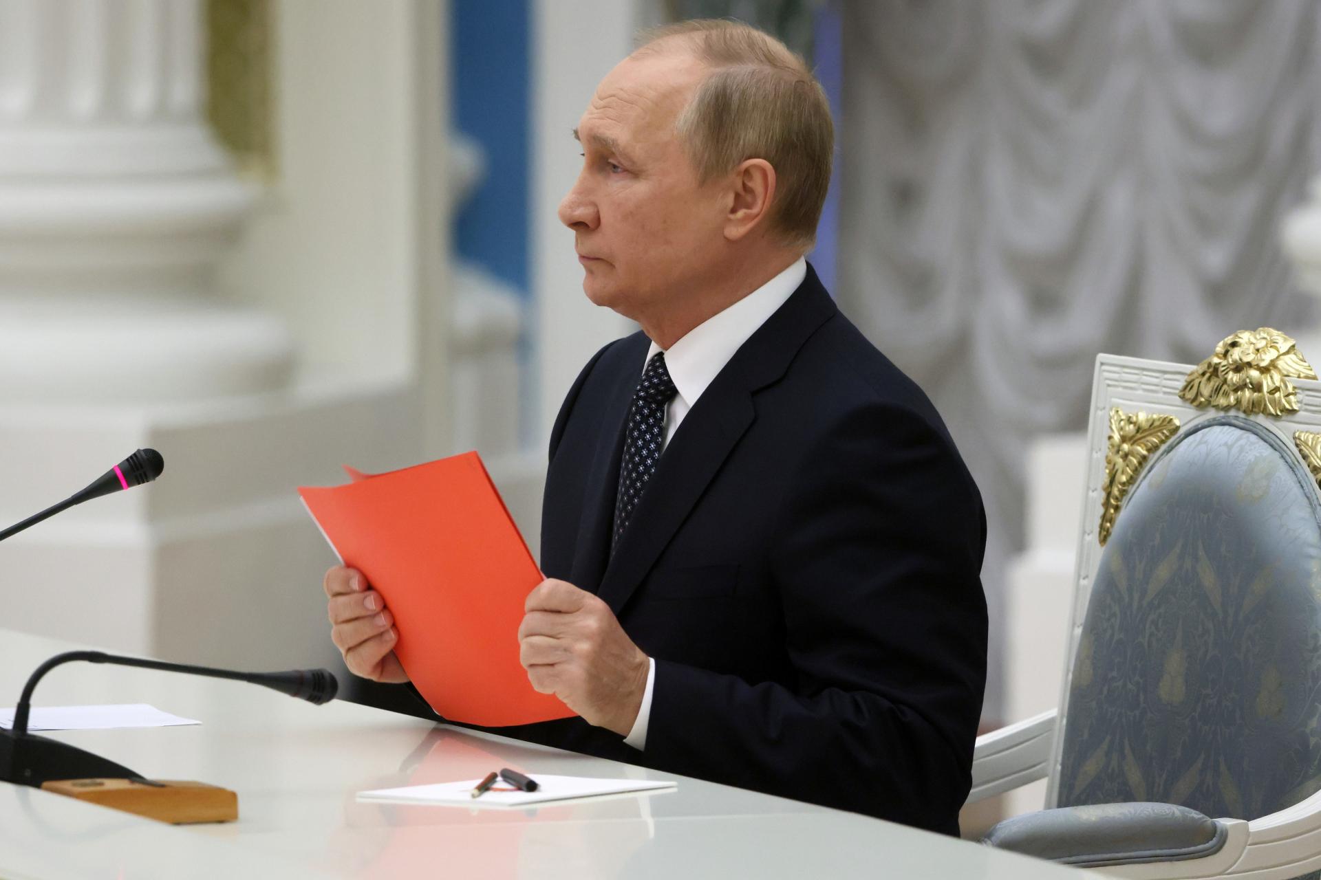 Dve podania rúk od Putina. Novinári povedali, kto sú ich „zdroje z Kremľa