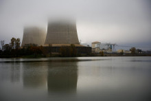 

Chladiace veže jadrovej elektrárne Electricite de France. FOTO: Reuters