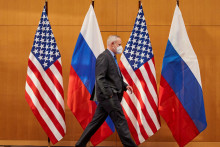 Ruské a americké vlajky. FOTO: REUTERS