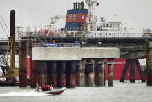 Tanker, ktorý preváža skvapalnený zemný plyn kotví na mieste staveniska terminálu LNG spoločnosti Uniper. FOTO: TASR/AP