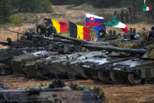 Vojenská technika krajín NATO na cvičení v Lotyšsku. FOTO: Reuters