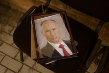 Portrét ruského prezidenta v detenčnom centre v Chersone, kde mali príslušníci ruských služieb mučiť ľudí. FOTO: REUTERS