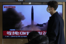 Severná Kórea vo štvrtok vypálila smerom do Japonského mora ďalšiu balistickú raketu krátkeho doletu. FOTO: TASR/AP
