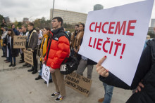 Protestné zhromaždenie Lekárskeho odborového združenia - Zachráňme zdravotníctvo na Námestí Slobody v Bratislave. FOTO: TASR/Martin Baumann