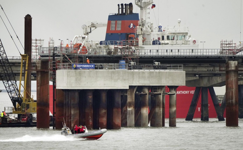 Tanker, ktorý preváža skvapalnený zemný plyn kotví na mieste staveniska terminálu LNG spoločnosti Uniper. FOTO: TASR/AP