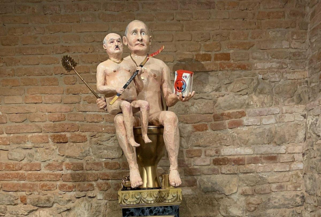 Karikatúra Putina tróni na zlatej záchodovej mise.