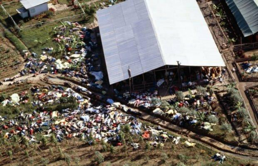 V masakri v Jonestowne prišlo o život 909 ľudí.