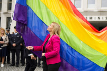 Nemecká ministerka vnútra Nancy Faeserová vztyčuje dúhovú vlajku po prvý raz na budove ministerstva vnútra v Berlíne. FOTO: TASR/AP