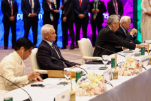 Filipínsky prezident, prvý podpredseda vlády Ruska, predseda vlády Singapuru a zástupca Taiwanu sa zúčastňujú na neformálnom dialógu lídrov APEC. FOTO: Reuters