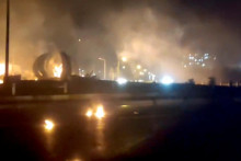 Oheň a dym sú vidieť vo Fuladshahr v Iráne. FOTO: Reuters