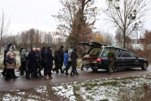 

Ľudia sa zúčastňujú na pohrebe jednej z dvoch obetí rakety, ktorá zasiahla dedinu na juhovýchode Poľska pri hraniciach s Ukrajinou. FOTO: Reuters