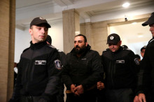 

Muža, obvineného z podpory teroristických činov v súvislosti s výbuchom v centre Istanbulu, eskortujú do súdnej siene v bulharskej Sofii. FOTO: Reuters