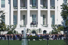 

Naomi Biden, vnučka amerického prezidenta Joea Bidena, a Peter Neal sú zosobášení na južnom trávniku Bieleho domu.FOTO: Reuters