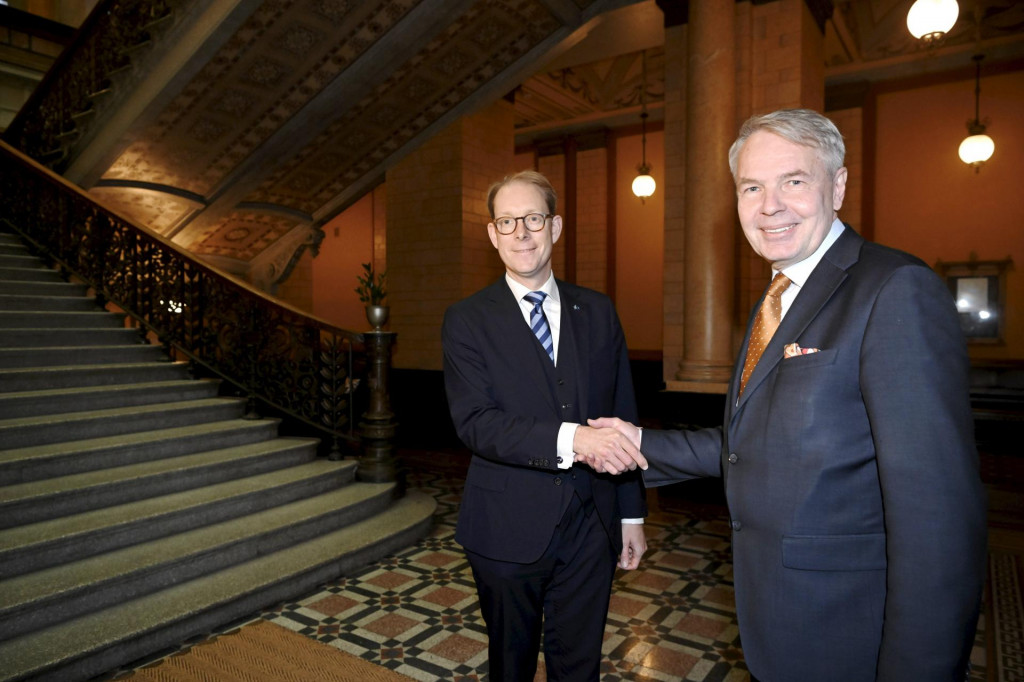 Fínsky minister zahraničných vecí Pekka Pekka Haavisto (vpravo) a jeho švédsky rezortný kolega Tobias Billström. FOTO: TASR/AP
