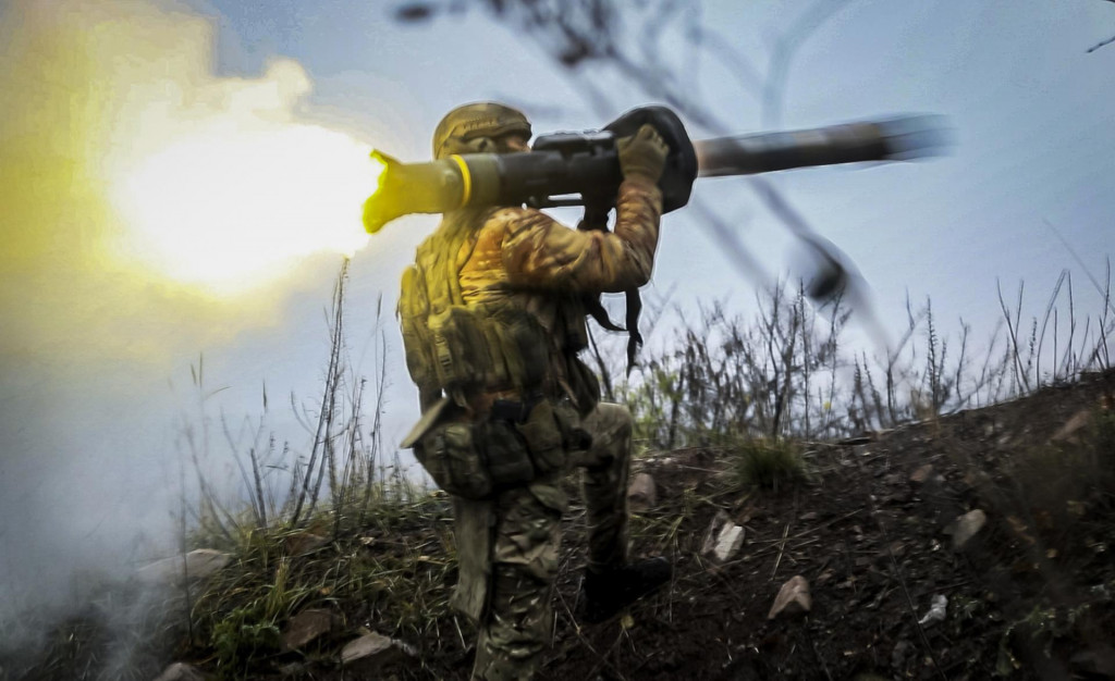 Ukrajinský vojak odpaľuje protitankovú raketu. FOTO: TASR/AP