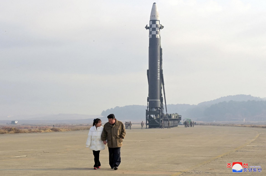 

Severokórejský vodca Kim Čong-un spolu so svojou dcérou odchádza od medzikontinentálnej balistickej strely. FOTO: Reuters/KCNA