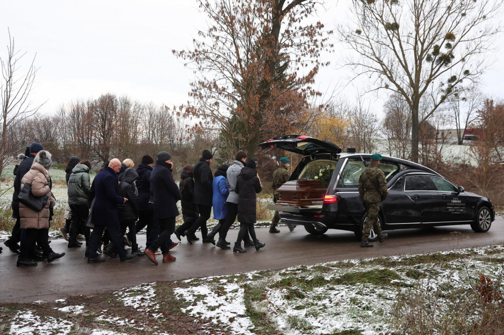 

Ľudia sa zúčastňujú na pohrebe jednej z dvoch obetí rakety, ktorá zasiahla dedinu na juhovýchode Poľska pri hraniciach s Ukrajinou. FOTO: Reuters