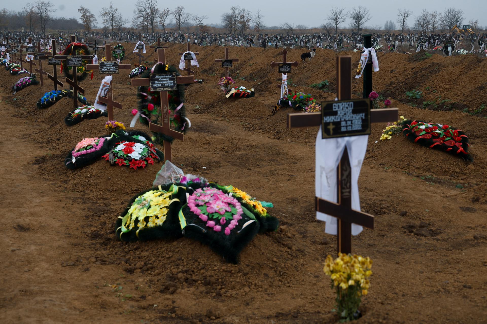V oslobodených oblastiach Ukrajiny našli úrady stovky tiel. Väčšina z nich patrila civilistom