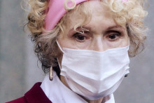 Žena s prikrytými dýchacími cestami. FOTO: Reuters