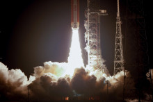Raketa NASA smerujúca k Mesiacu. FOTO: Reuters