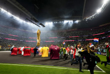 Umelci vystupujú počas otváracieho ceremoniálu pred zápasom A-skupiny Majstrovstiev sveta vo futbale 2022. FOTO: TASR/AP

