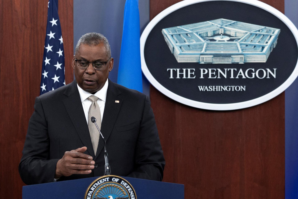 U.S. Defense Secretary Lloyd Austin speaks during a news briefing after participating a virtual Ukraine Defense Contact Group meeting at the Pentagon in Arlington, Virginia, U.S., November 16, 2022. REUTERS/Tom Brenner SN&Iacute;MKA: Tom Brenner