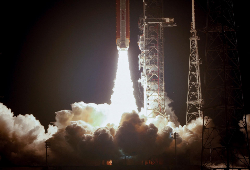 Raketa NASA smerujúca k Mesiacu. FOTO: Reuters