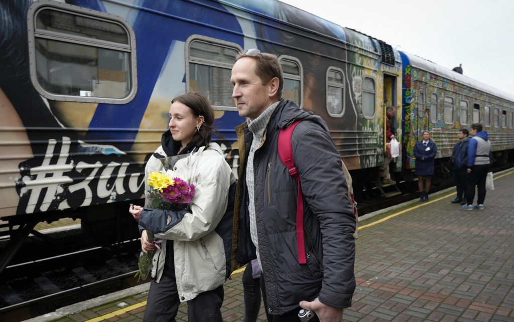 Ľudia odch&aacute;dzaj&uacute;ci z mesta Cherson. FOTO: TASR/AP
