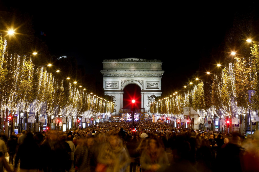 Vianočné osvetlenie ulice Champs-Élysées v Paríži. FOTO: Reuters