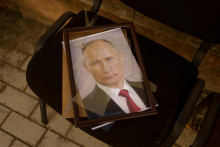 Portrét Vladimira Putina v detenčnom centre, ktoré malo v Chersone slúžiť ako mučiareň v Chersone. FOTO: REUTERS
