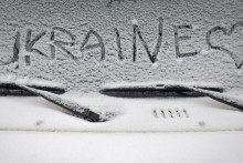 Srdce a Ukrajina sú napísané na zasneženom čelnom skle auta v centre Kyjeva. FOTO TASR/AP
