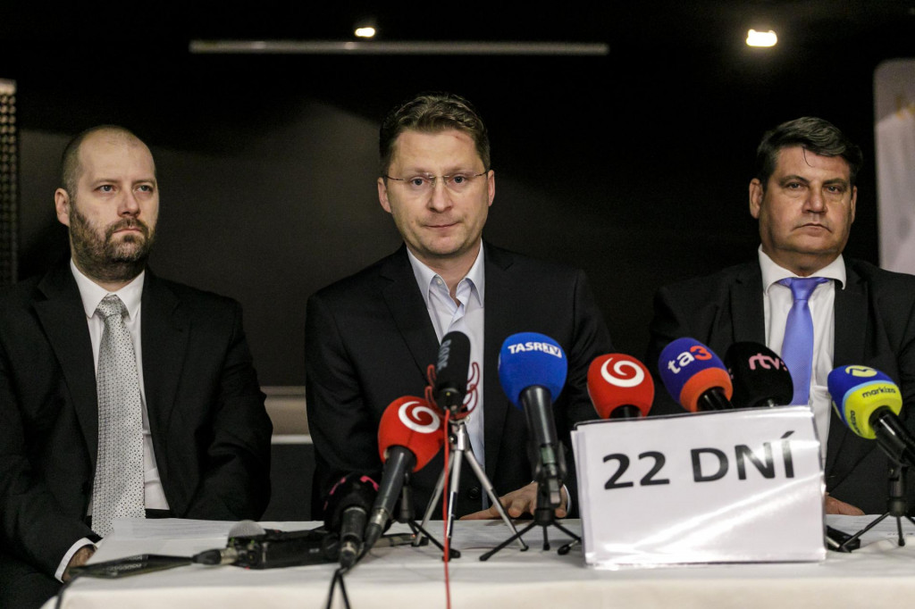 Zľava podpredseda LOZ Miroslav Mendel, predseda LOZ Peter Visolajsk&yacute; a podpredseda LOZ UNB Kram&aacute;re Zolt&aacute;n J&aacute;ny. FOTO: TASR/Dano Veselsk&yacute;