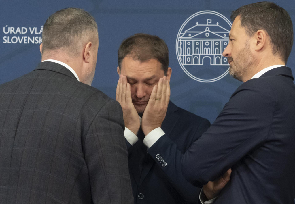 Na snímke zľava minister práce Milan Krajniak, minister financií Igor Matovič a premiér Eduard Heger. FOTO: TASR/ Martin Baumann
