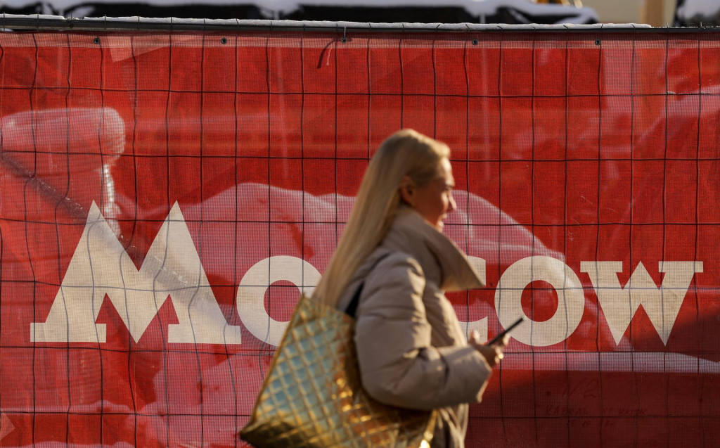 Tabuľa s n&aacute;zvom Moskva na Červenom n&aacute;mest&iacute; v hlavnom meste Ruska. FOTO: REUTERS