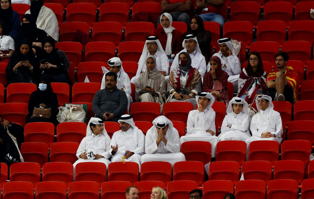 Katarčanov na štadióne počas zápasu ubúdalo. FOTO: REUTERS
