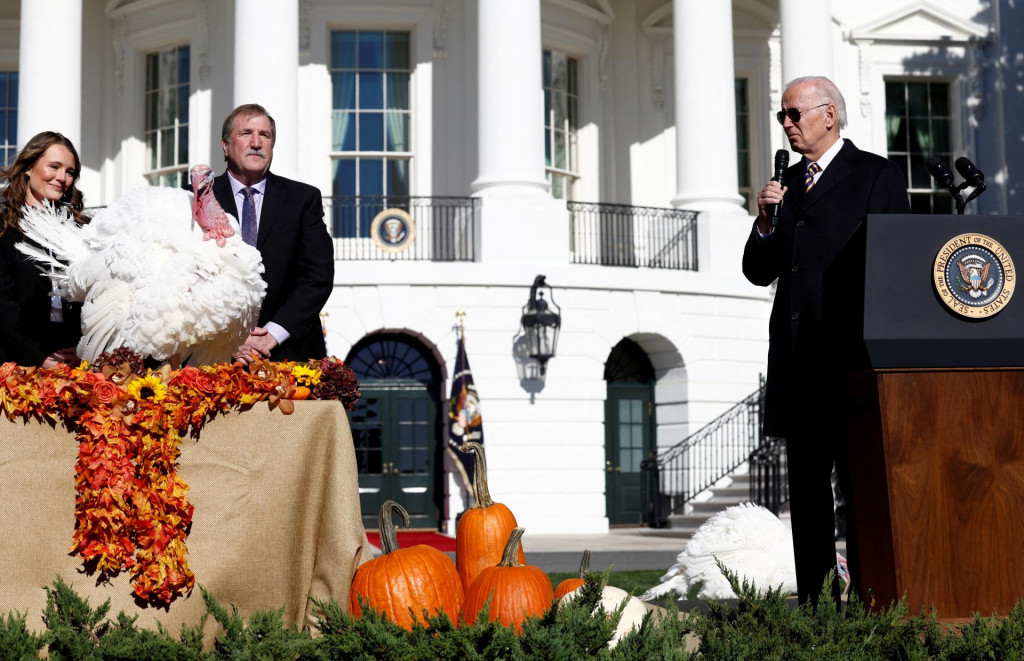 Americký prezident Joe Biden a moriak. FOTO: Reuters