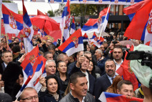

Ľudia mávajú srbskými vlajkami na proteste po rozhodnutí miestnych Srbov opustiť kosovské inštitúcie. FOTO: Reuters