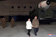 Severokórejský líder Kim Čong-un so svojou dcérou na raketovom odpalisku. FOTO: Reuters