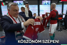 Viktor Orbán si prezerá dres futbalistu Balázsa Dzsudzsáka. Na krku má šál, kde je vyobrazené veľké Uhorsko. FOTO: FB Viktora Orbána