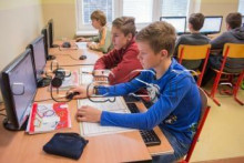 Deti na základnej škole za počítačmi. FOTO: TASR/Michal Svítok