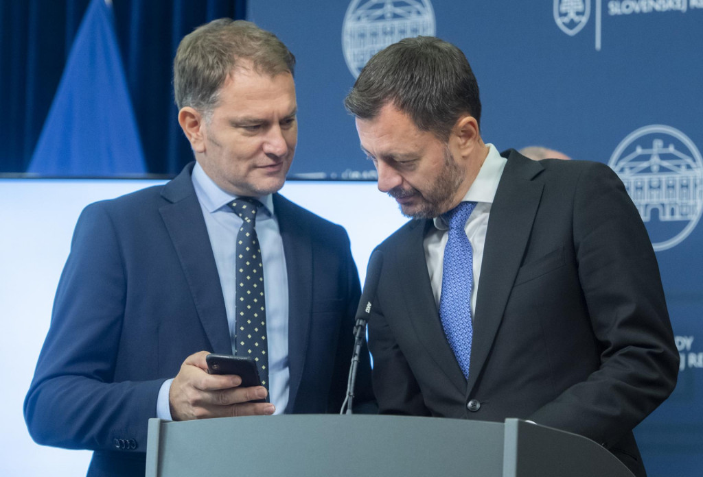 Minister financií Igor Matovič s premiérom Eduardom Hegerom. FOTO: TASR/Martin Baumann