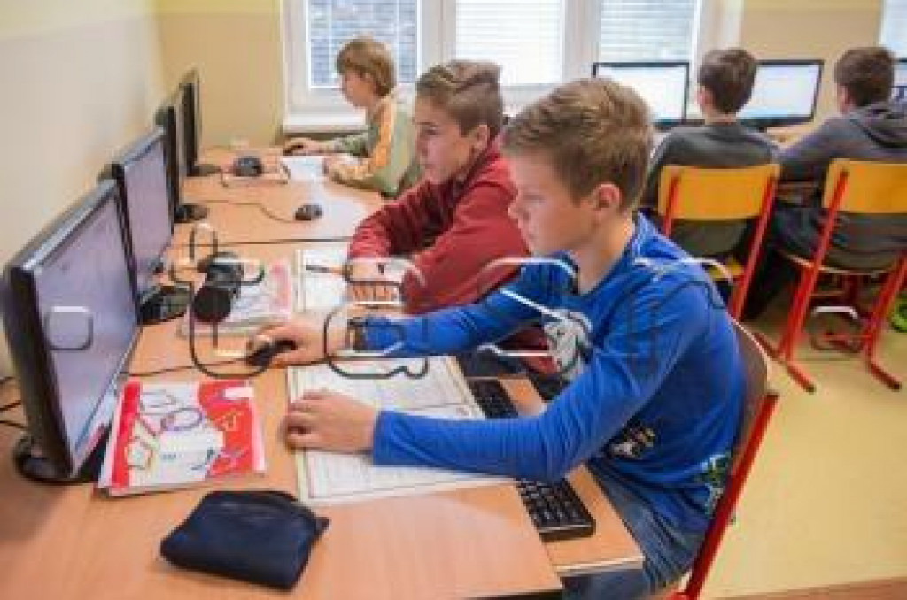 Deti na základnej škole za počítačmi. FOTO: TASR/Michal Svítok