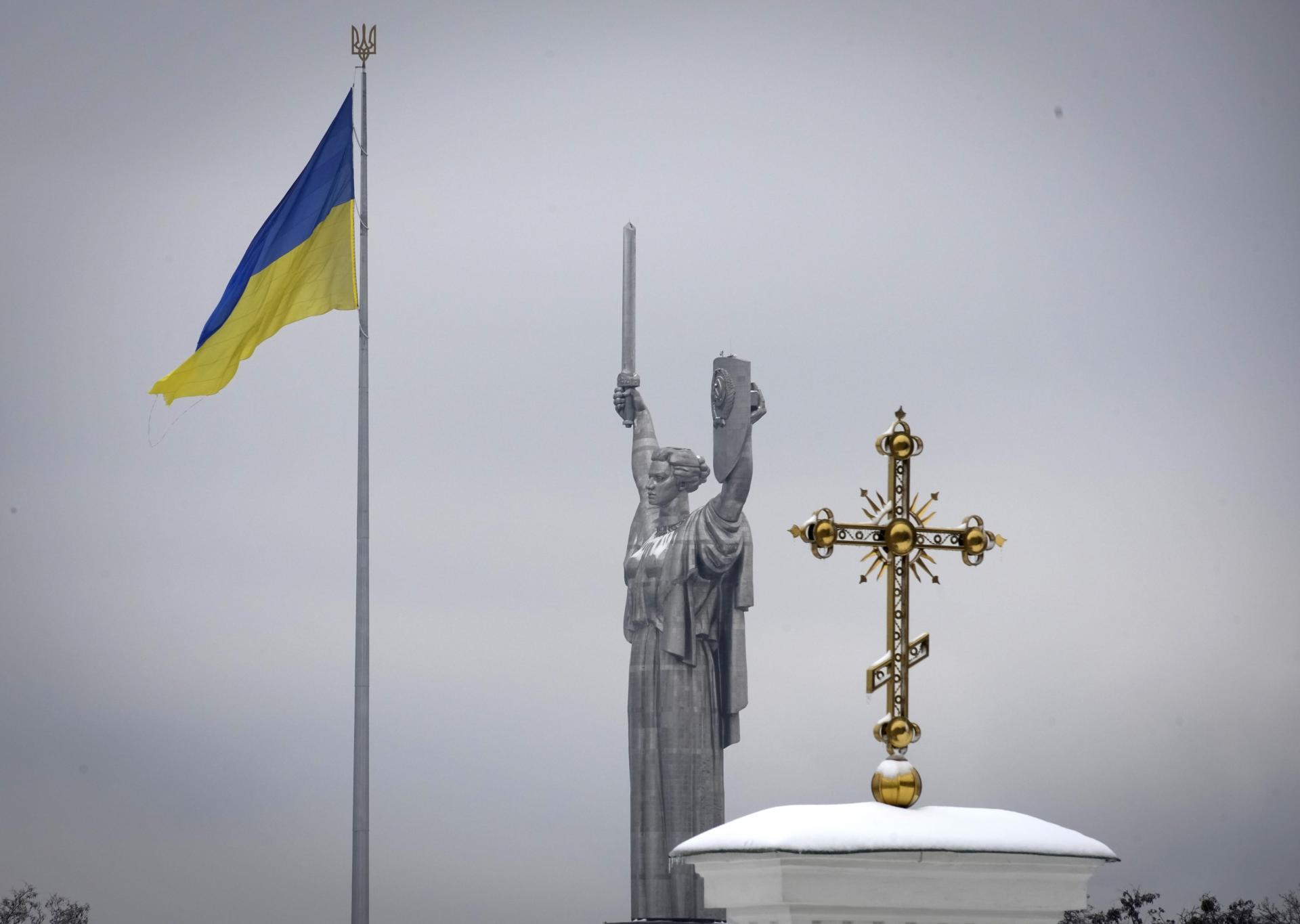 Ukrajinská tajná služba tvrdí, že v kyjevskom kláštore našla podozrivých Rusov. Mali propagandu a peniaze