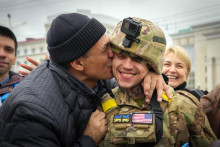 Obyvateľ víta ukrajinského vojaka. FOTO: TASR/AP



