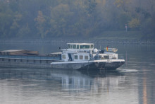 Uviaznutá loď na Dunaji, ktorá niekoľko dní stála na mieste neďaleko Riverparku. FOTO: TASR/Pavol