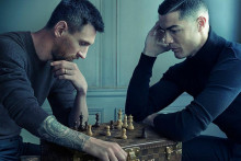 Šachová partia Messiho s Ronaldom. FOTO: RUBA/Profimedia