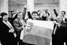 Poslanci Federálneho zhromaždenia za Slovenskú národnú stranu oslavujú 25. novembra 1992 v parlamente prijatie zákona o zániku ČSFR.